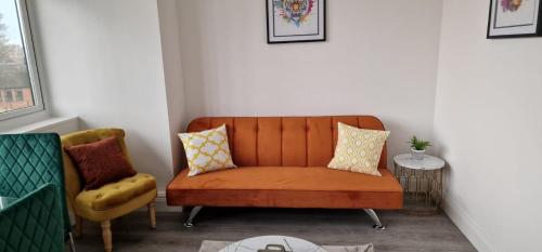 弗特威克Flitwick Luxury Apartment - Sleeps 4的橙色的沙发和椅子