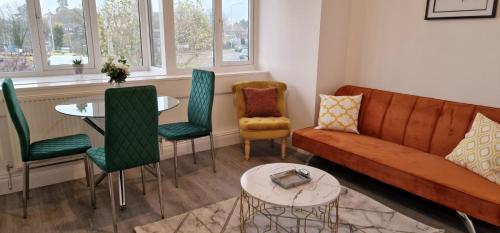 弗特威克Flitwick Luxury Apartment - Sleeps 4的客厅配有沙发、椅子和桌子