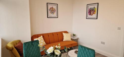 弗特威克Flitwick Luxury Apartment - Sleeps 4的客厅配有沙发和桌子