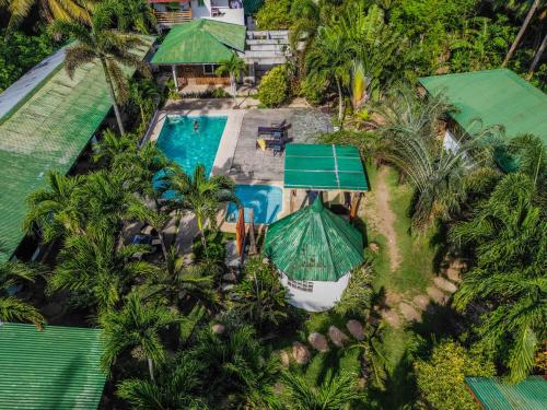 锡基霍尔Charisma Beach Resort的享有度假村的空中景致,设有游泳池和棕榈树