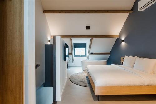 戈伊斯卡托恩酒店的卧室配有白色的床和蓝色的墙壁