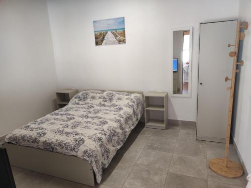 戈梅拉岛圣塞瓦斯蒂安Casita La Gomera的一间小卧室,配有一张床和镜子