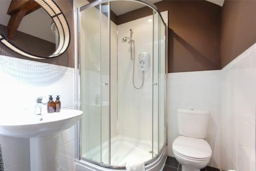 EglinghamThe Bolthole的带淋浴、卫生间和盥洗盆的浴室