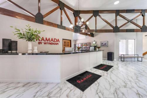 里奇菲尔德Ramada by Wyndham Richfield UT I-70的一间酒吧,位于带木梁的大房间