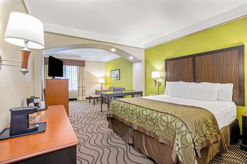 科珀斯克里斯蒂科珀斯克里斯蒂机场拉昆塔酒店及套房的配有一张床和一张书桌的酒店客房