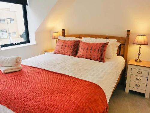 亨廷登Huntingdon Lodge的一间卧室配有一张带红色毯子的大床