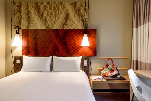 伊伦宜必思伊伦酒店的酒店客房,配有一张床和两盏灯