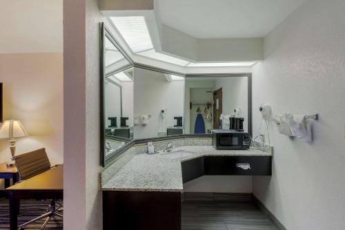 布伦特伍德纳什维尔/布伦特伍德贝蒙特旅馆套房酒店的一间带水槽和大镜子的浴室