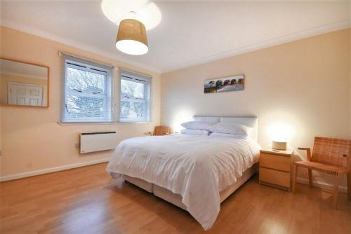 巴姆博格Beachcomber Apartment的卧室配有白色的床和2扇窗户。