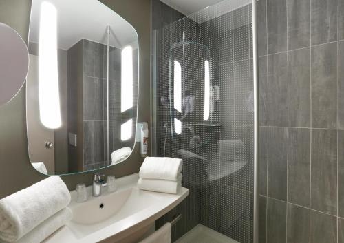 伊伦宜必思伊伦酒店的一间带水槽和镜子的浴室