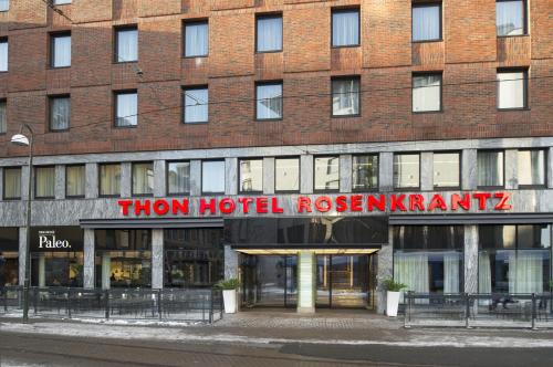 奥斯陆奥斯陆罗森克兰兹托恩酒店的砖砌建筑,上面有比酒店餐厅读的标志