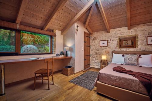阿凯松Wild Oak Estate的一间卧室配有一张床和一张书桌