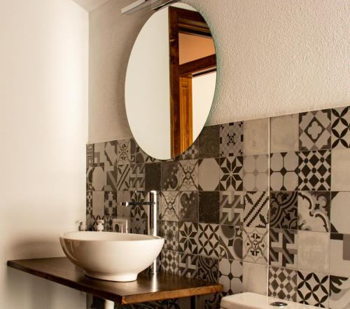 苏恰瓦Chalet Deluț的一间带水槽和镜子的浴室