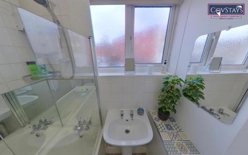 考文垂Sunnyside View - 1-bed Apartment in Coventry City Centre的一间带水槽和淋浴的浴室