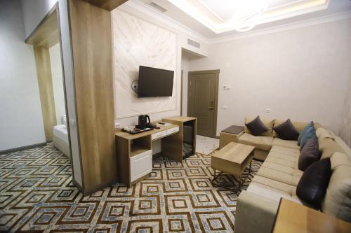 TürkistanKhan Palace的带沙发和电视的客厅