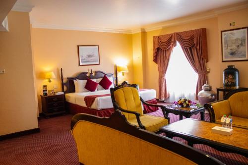 麦纳麦德尔蒙国际酒店的酒店客房配有一张床铺和一张桌子。