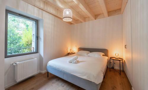 杜约特Maison de Village - 291的卧室配有白色的床和窗户。