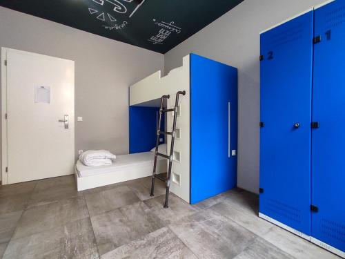 萨格勒布中央广场旅舍的一间设有蓝色门和一张双层床的客房