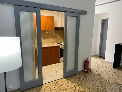阿吉亚特拉萨Sunset view Rooms的一间厨房,内设滑动玻璃门