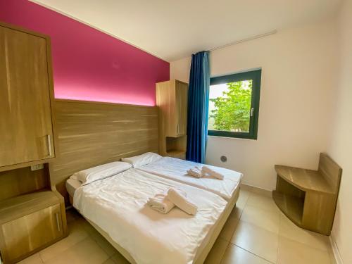 卡斯特努沃德加尔达贝维德雷乡村酒店的一间卧室配有一张床,上面有两条毛巾