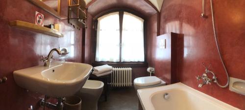 梅纳焦The Golf Club Guest House的浴室配有盥洗盆、卫生间和盥洗盆。
