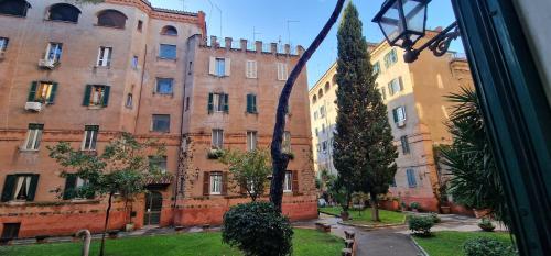 罗马R.&T. Suite House Roma的从窗户可欣赏到旧建筑的景色