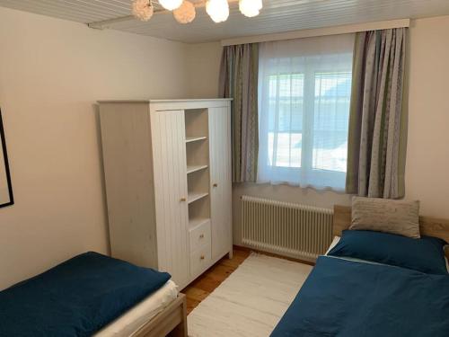 蓬高地区圣法伊特Appartement Centerbase Salzburgerland的一间卧室设有两张床和窗户。