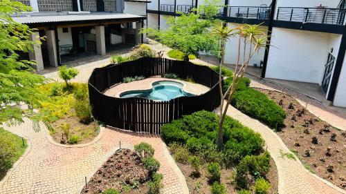 约翰内斯堡JHB City Living 119 - fibre Wi-Fi, washing machine & big sunny balcony的享有花园的顶部景致,设有游泳池