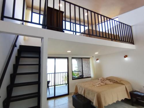 德雷克Tapirus Playa的一间卧室设有一张床和一个楼梯
