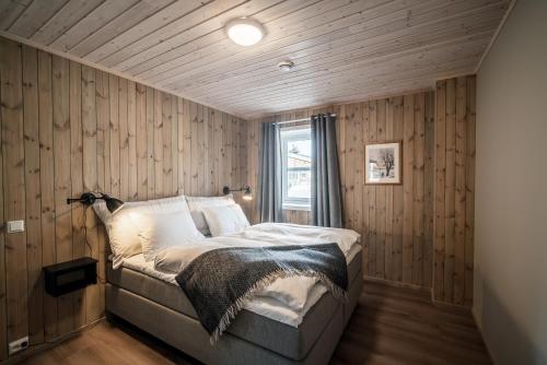 BjorliBjorli Fjellstuer - by Classic Norway Hotels的一间卧室配有一张木墙床