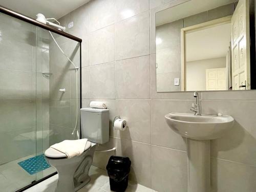 嘎林海斯港Casa em Porto de Galinhas by AFT的浴室配有卫生间、盥洗盆和淋浴。
