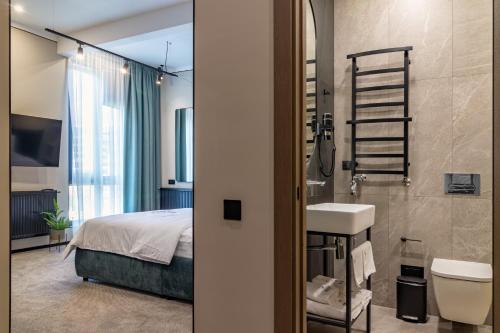 布克维Shelter Apart Hotel的一间带床、水槽和淋浴的浴室