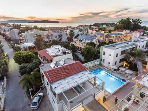 加藤-达拉特索雅典娜海滩酒店的享有带游泳池的房屋的空中景致