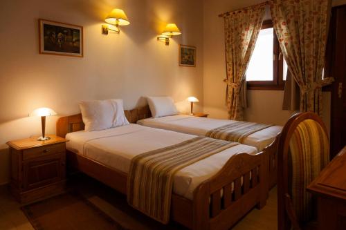 亚松森韦斯特法伦豪斯酒店的一间卧室设有两张床和窗户。