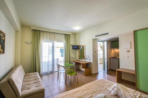 加藤-达拉特索雅典娜海滩酒店的客厅配有沙发和桌子