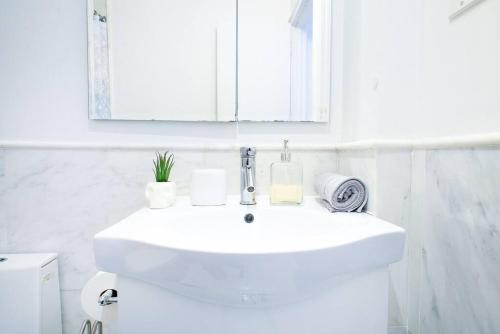 纽约62-3B Studio Prime UES Walk to Central Park的白色的浴室设有水槽和镜子