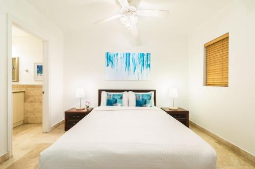 Turtle CoveNew Listing La Vista Azul Spacious 1 Bedroom Condo的一间白色卧室,配有大床和2个床头柜