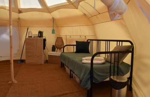 卡兰茨奥赫Stargazer Tent met sterrenuitzicht的帐篷内一间卧室,配有一张床