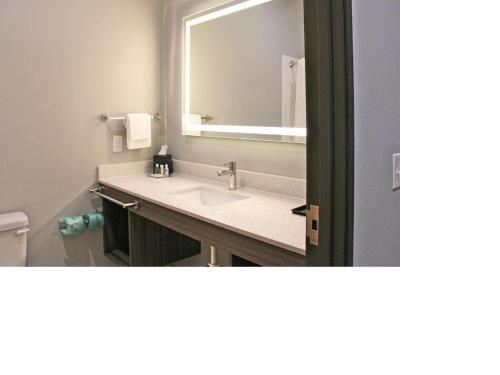 德斯坦Comfort Inn Miramar Beach-Destin的一间带水槽和镜子的浴室