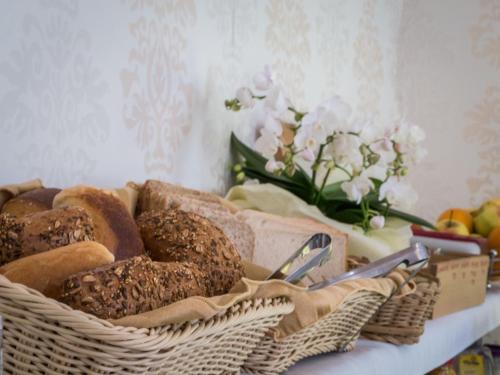 威斯巴登路易森霍夫酒店的桌上一篮面包,花瓶