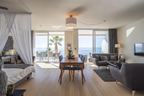 拉海瑞德拉Modern luxury beach Penthouse的海景客厅