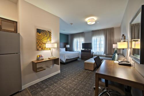 亨博尔Staybridge Suites Houston - Humble Beltway 8 E, an IHG Hotel的酒店客房设有床和客厅。