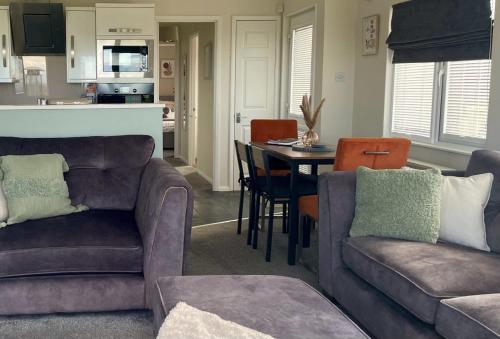 吉斯本Ribble Valley Lodge Retreat的客厅配有两张沙发和一张桌子