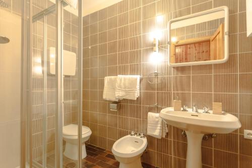 阿尔巴迪卡纳泽伊[* * *Premium Loft* * *] vista Marmolada的一间带水槽、卫生间和镜子的浴室