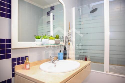 劳林哈Casa Menezes的浴室配有盥洗盆、镜子和浴缸