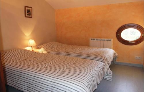 佩尔纳勒丰泰纳3 Bedroom Amazing Home In Pernes Les Fontaines的一间卧室设有一张床和一个圆形的窗户。