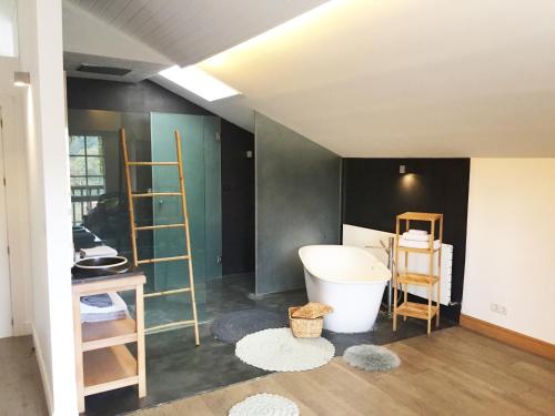 格乔Getxo Garden Houses - Grand Chalet的客房设有水槽和浴缸。