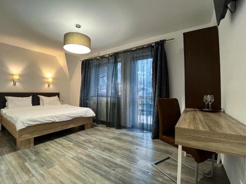 雅西佩尼斯尼亚幻影旅馆的一间卧室设有两张床和窗户。