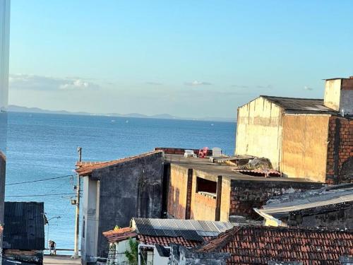 萨尔瓦多Apartamento encantador em salvador的一组背景海洋的建筑