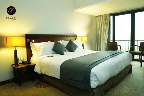 巴马科GRANADA l'Amitié的一张位于酒店客房的大床,设有窗户